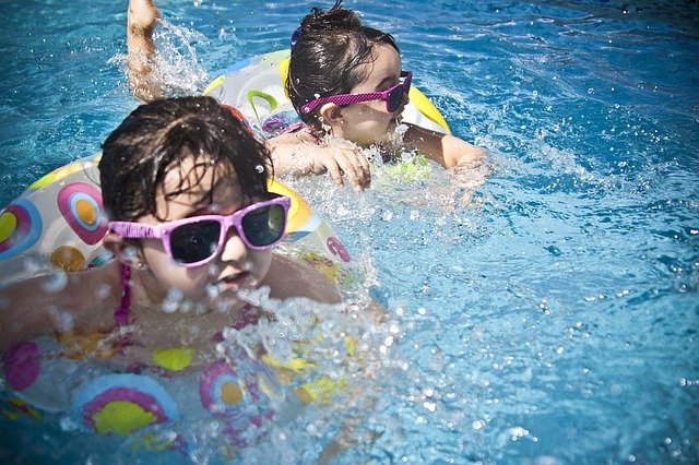 Deti v nafukovacom bazéne