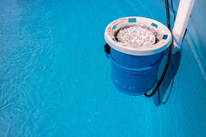 Kartušový bazénový filtr na vodní hladině