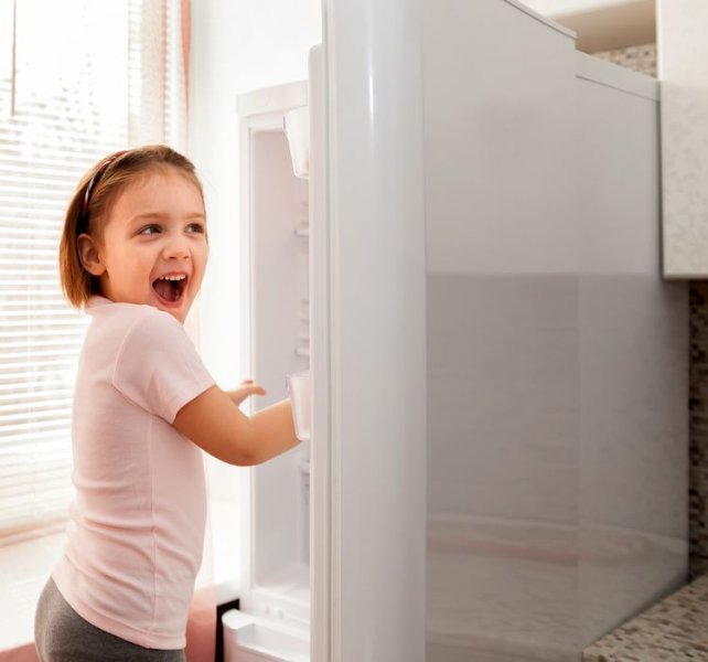 Dítě před mini ledničkou