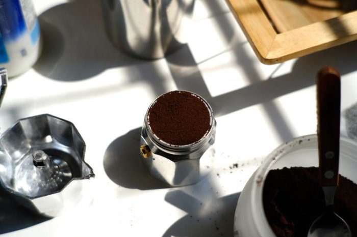Příprava kávy v moka konvičce