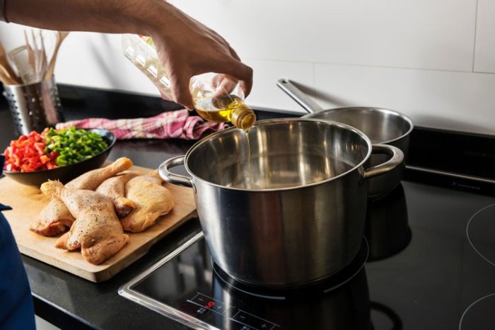 Na vaření na indukční varné desce jsou potřeba speciální hrnce