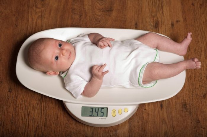 Váženie kojenca na digitálnej váhe