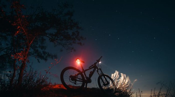 Horský bicykel s predným aj zadným osvetlením s vysokou svietivosťou
