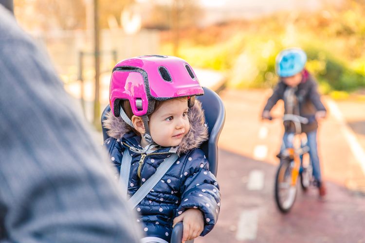 Najlepšiu detskú sedačku na bicykel poradia recenzie aj test. Predná alebo zadná?