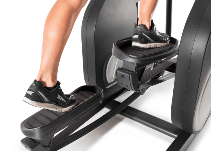 Cvičenie na eliptickom trenažéri NordicTrack FreeStride Trainer FS7i