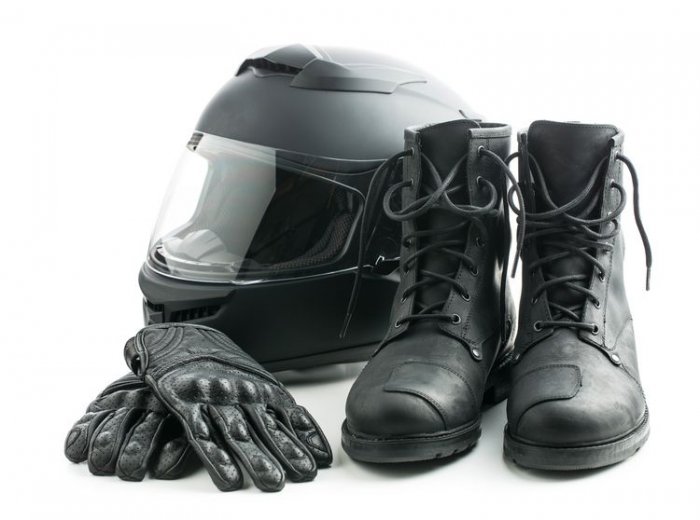 Vybavenie motocyklistu - helma, rukavice, topánky