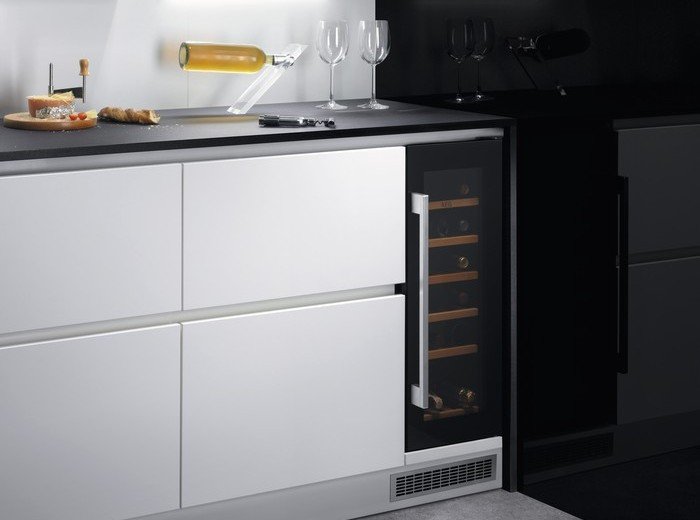 Vstavaná chladnička na víno AEG SWB63001DG