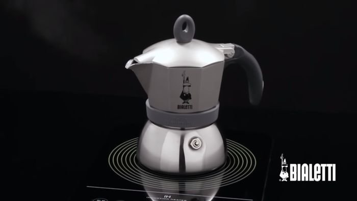 Príprava kávy v mokka konvičke Bialetti Moka Induction 3 na indukčnej platni