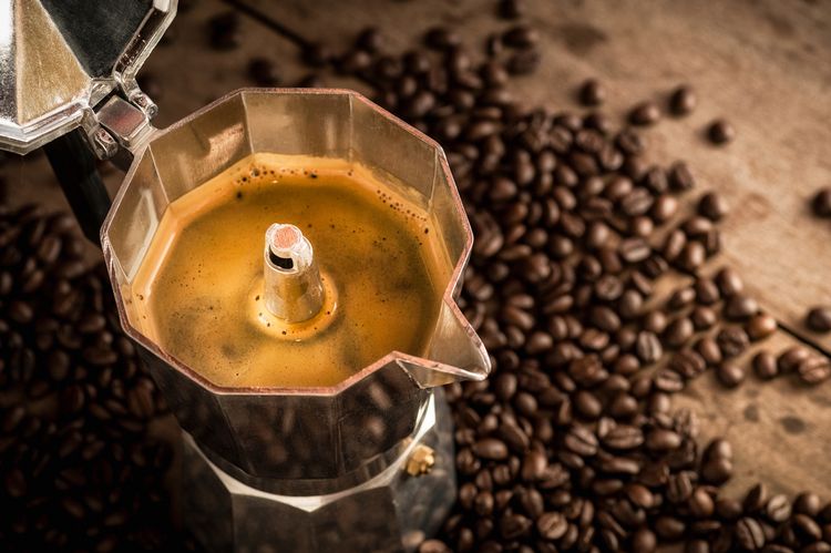 Káva z mokka konvičky chutí ako z bežného espresso kávovaru