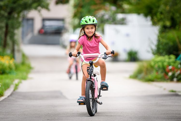 Dievčatko na ružovom bicykli