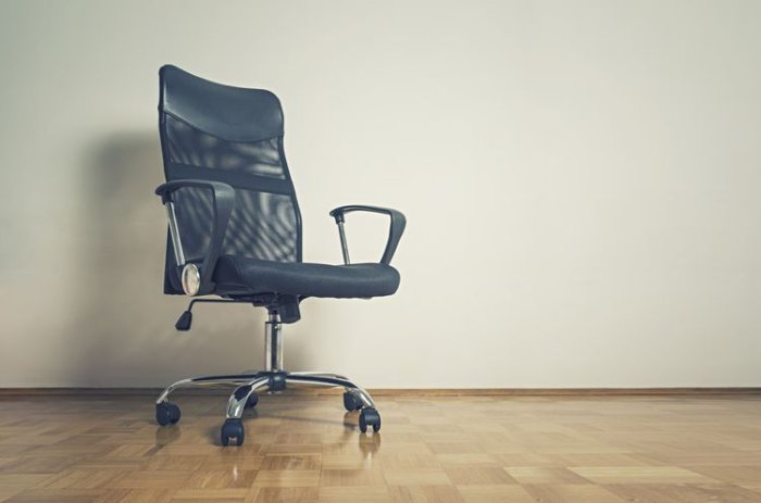 Černá kancelářská židle s kolečky