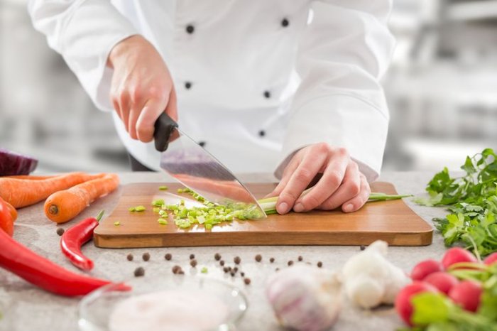 Krájení zeleniny univerzálním kuchyňským nožem