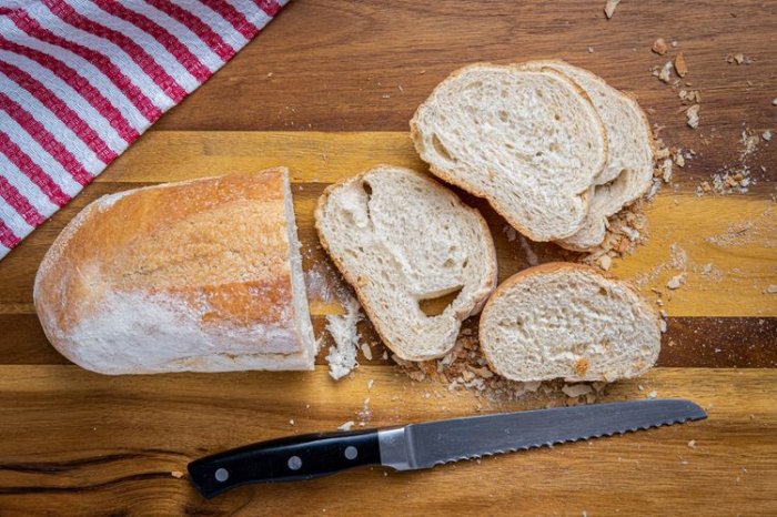 Zoubkovaný kuchyňský nůž na krájení chleba
