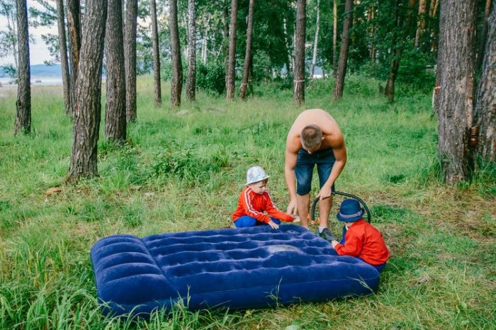 Nafukování nafukovací postele pomocí pumpy