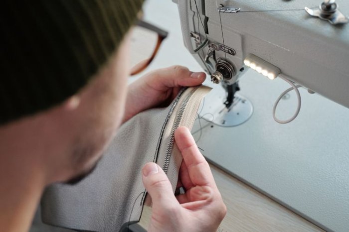 Elektrické šicí stroje mají obšívání knoflíkových dírek plně automatizované