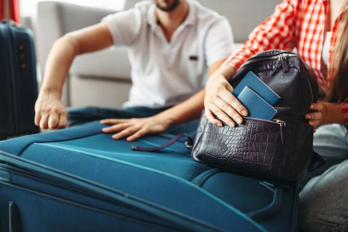 Modrý textilní cestovní kufr