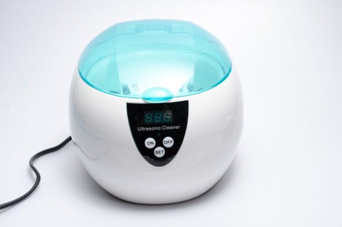 Bílá ultrazvuková čistička do domácnosti
