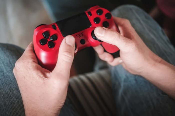 Červený gamepad na PlayStation