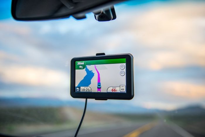 GPS navigace na předním skle auta