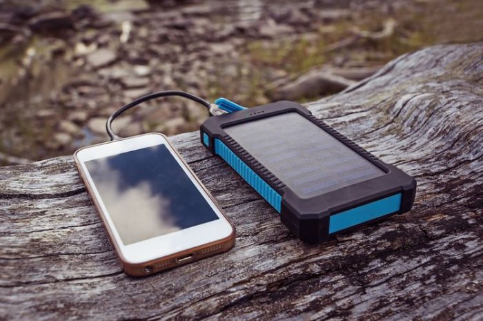 Solární nabíječka k nabíjení mobilního telefonu