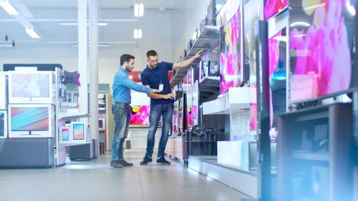 Výběr Smart TV v obchodě s elektronikou