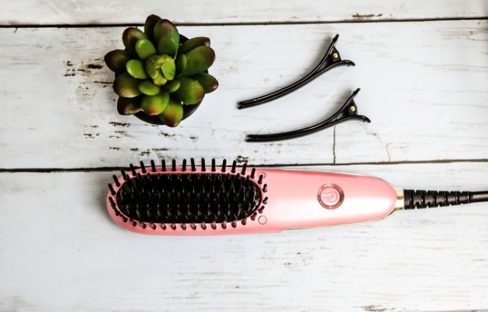 Růžový žehlicí kartáč se sponami na přichycení vlasů