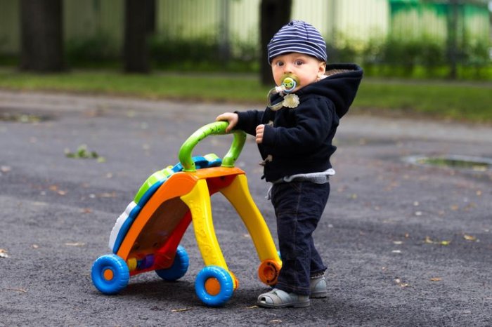 Aktivní plastové chodtko s aktivitami