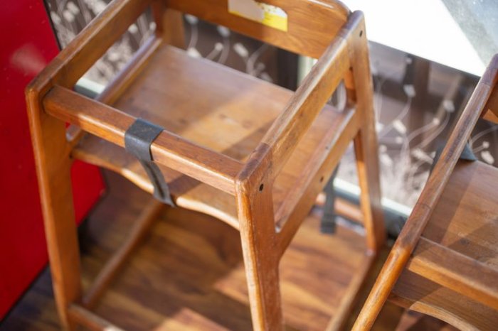 Dřevěná dětská stolička na krmení