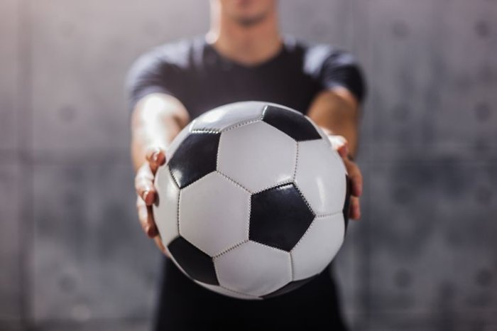 Profesionální fotbalový míč stojí více než 2 500 Kč