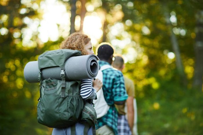 Šedá pěnová karimatka vhodná na turistiku