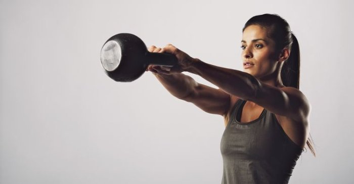 Kovový kettlebell s jemně strukturovaným držadlem