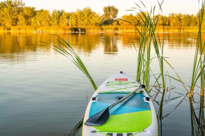 Bílý nafukovací paddleboard