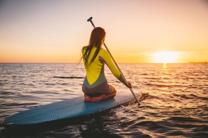 Paddleboarding na stojaté vodě