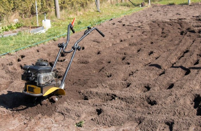 Obrábění zahrady pomocí benzinového kultivátoru