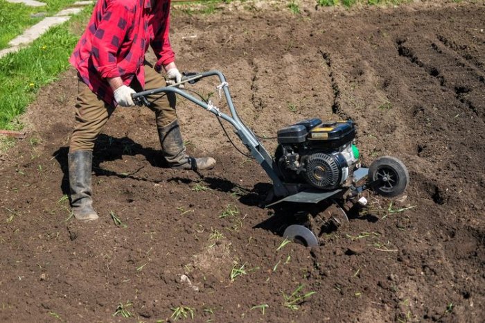 Střední benzínový kultivátor – práce v zahradě