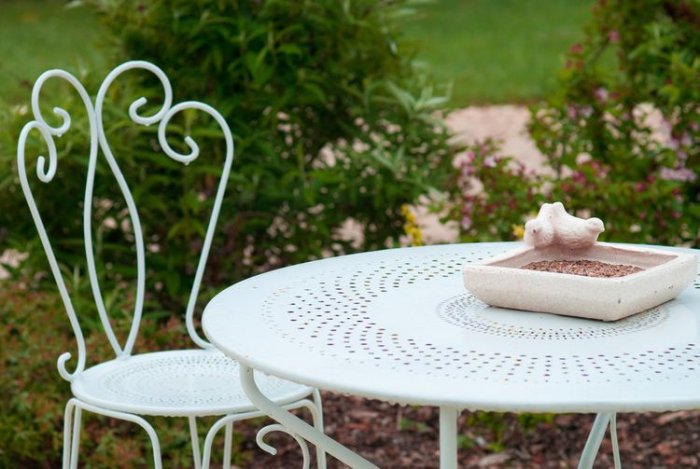 Kovový zahradní nábytek – stůl a židle