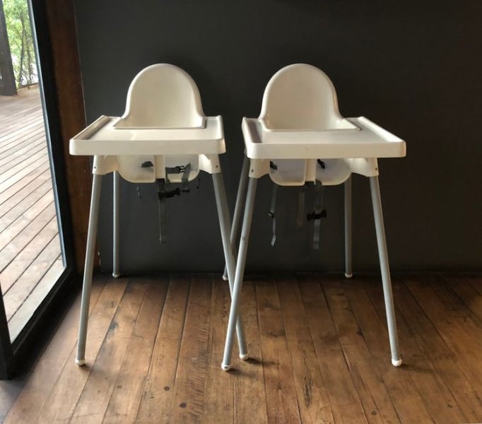 Dve biele jedálenské stoličky