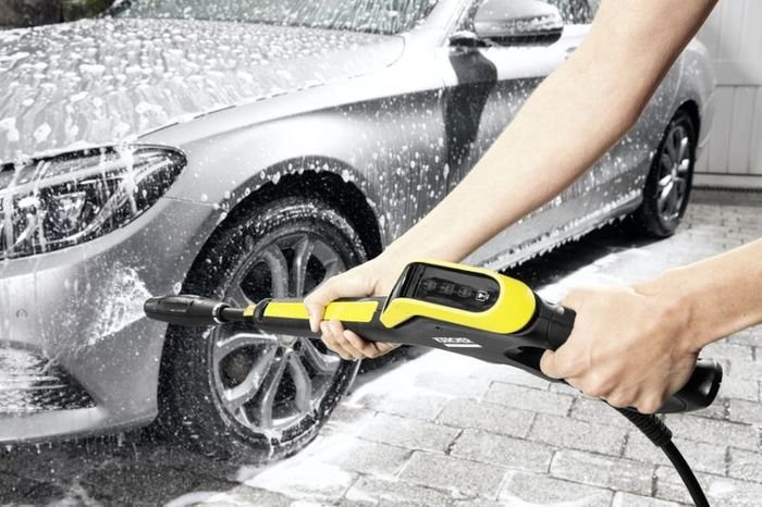 Čistenie auta pomocou vysokotlakového čističa Kärcher K 5 Full Control 1.324-500.0