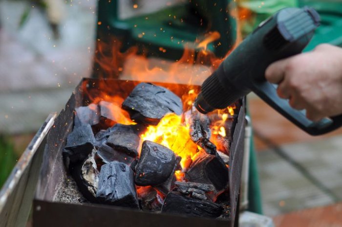 Zapaľovanie ohňa pomocou teplovzdušnej pištole