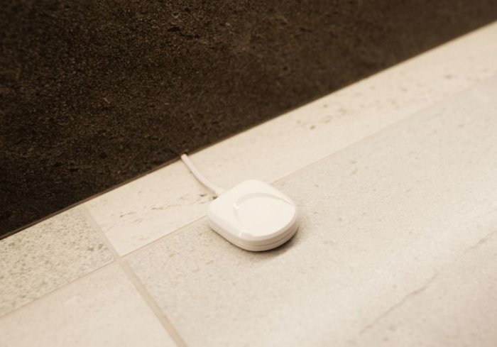 Detektor úniku vody na podlahe v kúpeľni