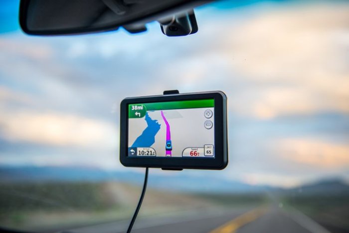 GPS navigácia na prednom skle auta