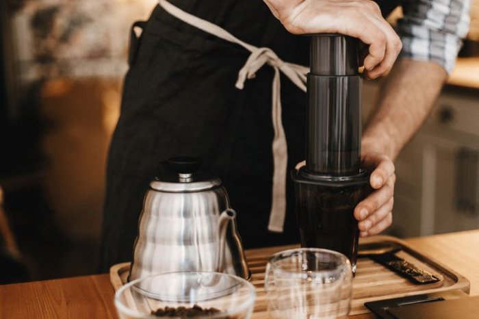 Profesionálny barista pri príprave kávy v AeroPresse