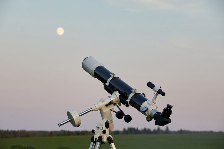 Teleskop refraktor