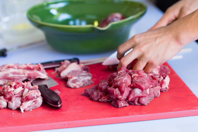 Krájanie mäsa na domácu šunku