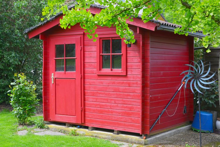 Červený záhradný domček so sedlovou strechou