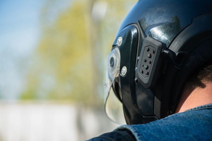 Bluetooth handsfree na přilbu na motorku