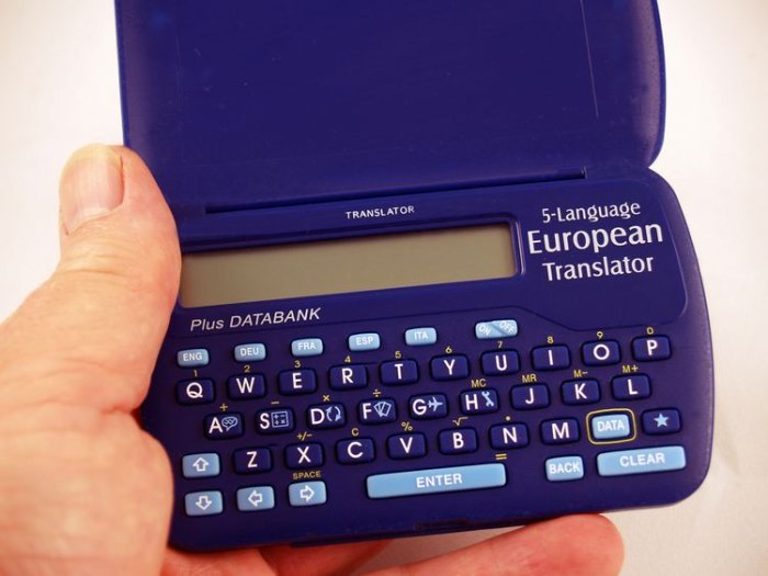 Modrý elektronický překladač do kapsy