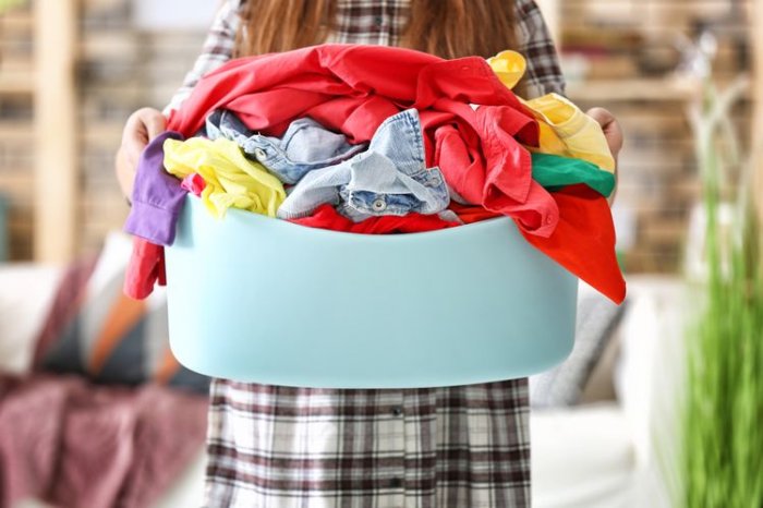 Špinavé barevné prádlo v plastovém koši na prádlo
