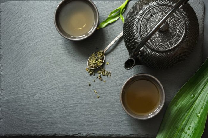 Čierny liatinový čajník