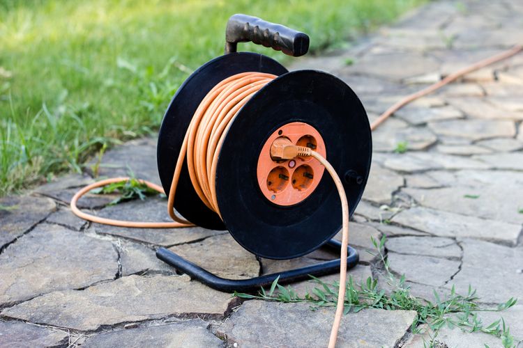 Predlžovací kábel (30, 50, 100 m) na bubne, s prepäťovou ochranou, s USB, na vonkajšie použitie. Ako vybrať?